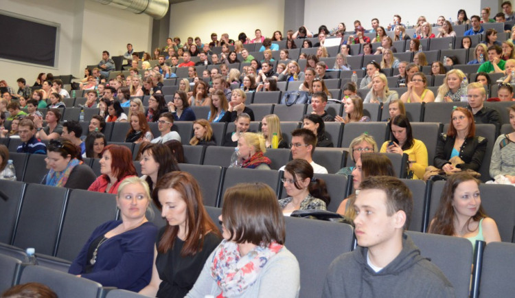 Přestože ze středních škol vychází kvůli početně slabším ročníkům méně maturantů,  Vysoké školy technické a ekonomické v Českých Budějovicích by se to v novém akademickém roce 2017/18 zásadně dotknout nemělo.