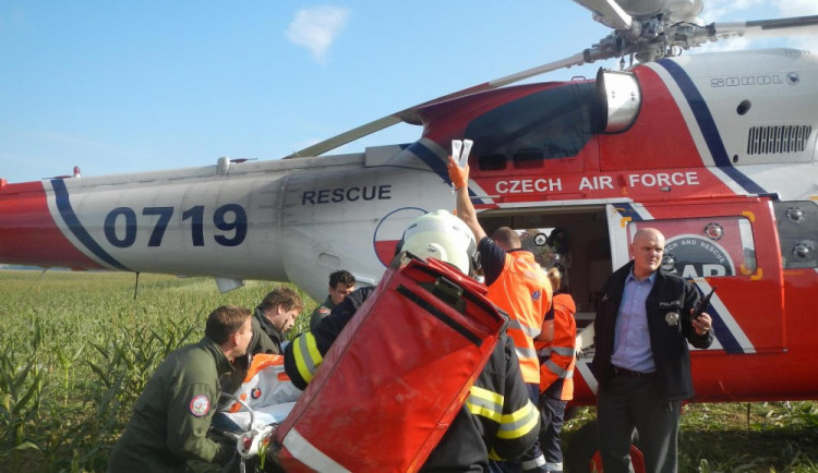 U Řemíčova na Táborsku zavalil traktor devětadvacetiletého muže. Ve vážném stavu zraněného transportoval do českobudějovické nemocnice vrtulník.