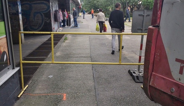 Chodník se začal v těchto dnech opravovat na českobudějovické Pražské třídě u domů číslo 43 až 63.