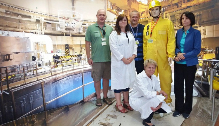 Lékařský personál se zaměstnanci elektrárny zapózovali ve fotokoutku i s Karlem Uránkem.
