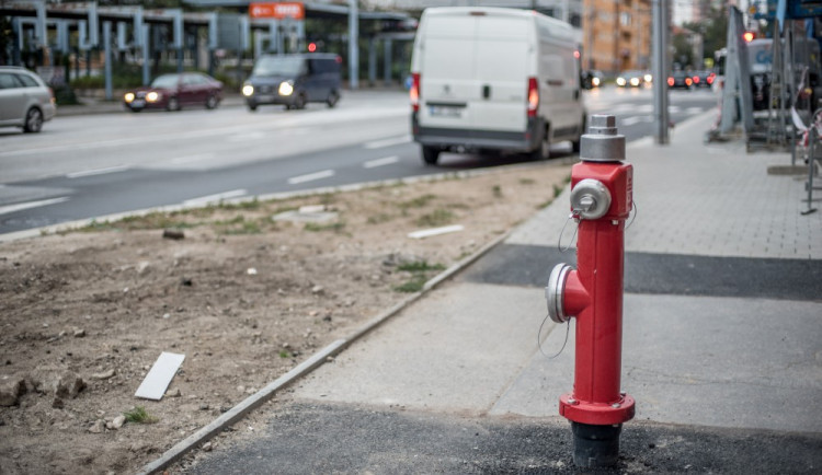 Hydrant uprostřed chodníku v Pražské třídě v Českých Budějovicích.