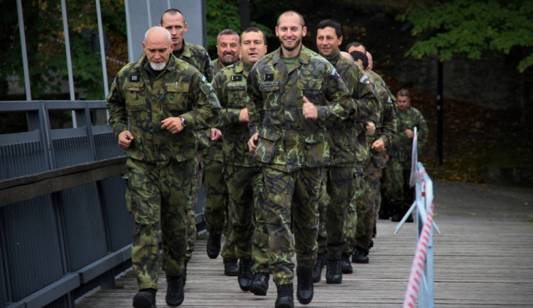 Vojáci při běhu v akci