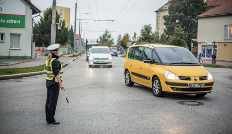 Policie musela dnes řešit dopravu na křižovatce ulic B. Němcové a L. B. Schneidera