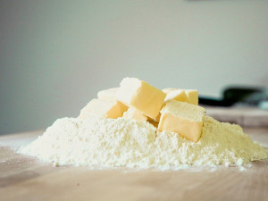 Kvůli vysoké ceně másla sahají lidé po levnějších a často méně kvalitních variantách