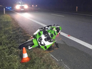 Tragická dopravní nehoda u Semic na Písecku, kde ve středu 27. září večer po střetu motorky a osobního auta vyhasly dva lidské životy.