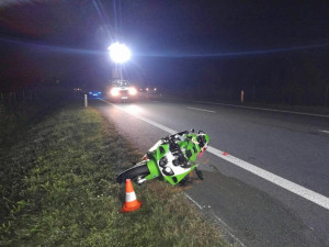 Tragická dopravní nehoda u Semic na Písecku, kde ve středu 27. září večer po střetu motorky a osobního auta vyhasly dva lidské životy.