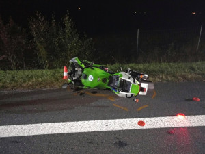 Tragická dopravní nehoda u Semic na Písecku, kde ve středu 27. září večer po střetu motorky a osobního auta vyhasly dva lidské životy.