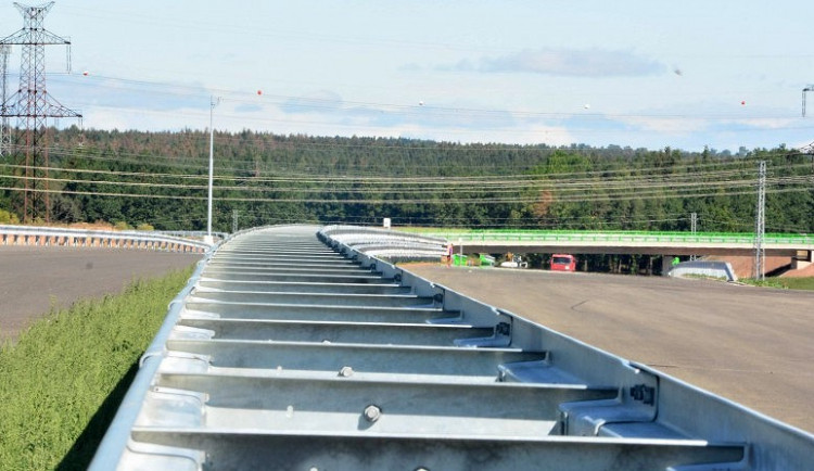 Dokončovací práce na stavbě dálnice D3 v úseku Borek – Úsilné. Ve středu 27. září se otevřel veřejnosti.