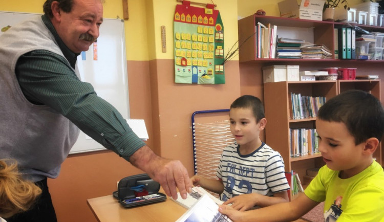 Mezi prvními dostali kalendáře v ZŠ v Temelíně. Kalendáře přinesl starosta Josef Váca
