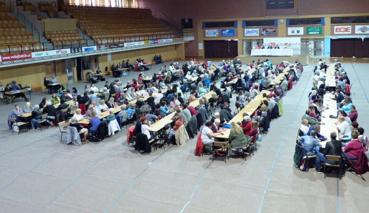 Členové budějckých okrskových volebních komisí se sešli ve sportovní hale.
