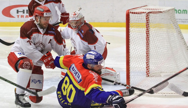 Zdeněk Kutlák padá při zakončení po zákroku hostujícího Ctirada Ovčačíka
