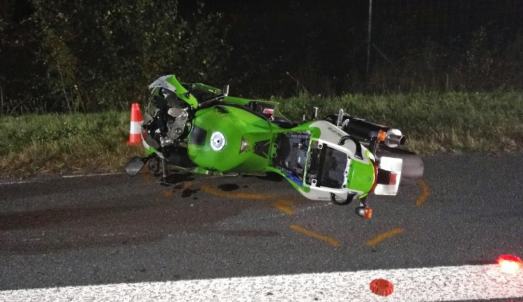 Tragická dopravní nehoda u Semic na Písecku, kde ve středu 27. září večer po střetu motorky a osobního auta vyhasly dva lidské životy.