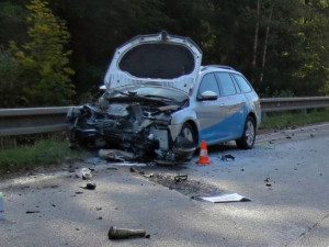 Při střetu s osobním automobilem na silnici mezi obcemi Rájov a Přísečná na Českokrumlovsku v pátek 29. září odpoledne zemřel čtyřiadvacetiletý motorkář.
