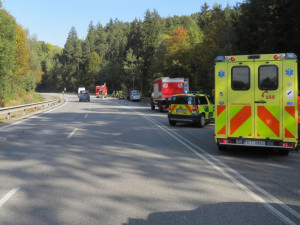Při střetu s osobním automobilem na silnici mezi obcemi Rájov a Přísečná na Českokrumlovsku v pátek 29. září odpoledne zemřel čtyřiadvacetiletý motorkář.