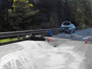 Při střetu s osobním automobilem na silnici mezi obcemi Rájov a Přísečná na Českokrumlovsku v pátek 29. září odpoledne zemřel čtyřiadvacetiletý motorkář.