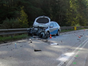 Při střetu s osobním automobilem na silnici mezi obcemi Rájov a Přísečná na Českokrumlovsku v pátek 29. září odpoledne zemřel čtyřiadvacetiletý motorkář.