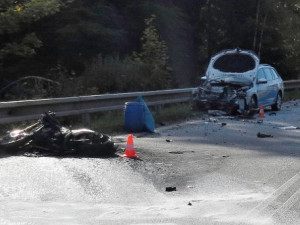 Při střetu s osobním automobilem na silnici mezi obcemi Rájov a Přísečná na Českokrumlovsku v pátek 29. září odpoledne zemřel čtyřiadvacetiletý motorkář.
