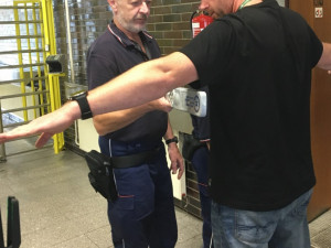 Po záchytu kovovým rámem následuje ruční kontrola.