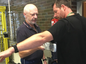 Po záchytu kovovým rámem následuje ruční kontrola.