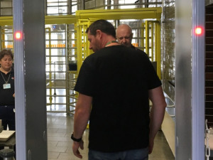 Nové rámy dokáží určit část lidského těla kde se kovoý předmět nachází.