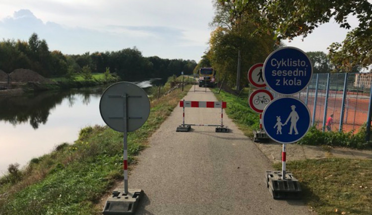 Lávka spojující levý a pravý břeh Vltavy v Rožnově u TJ Meteor