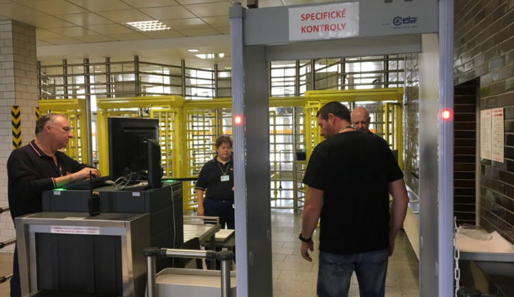 Nové rámy dokáží určit část lidského těla, kde se kovový předmět nachází.