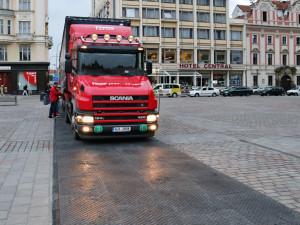 Deska Replast pod kamionem.