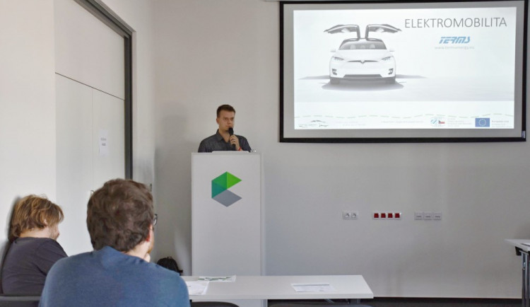 Rozvoj elektromobility mezi Jihočeským krajem a východem Bavorska. To bylo hlavním tématem workshopu, který uskutečnil v Písku.