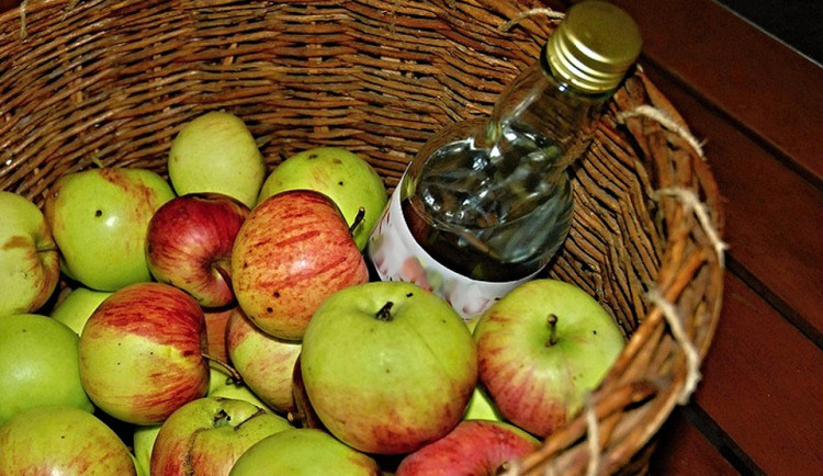 Kořalka se dá vypálit z jakéhokoliv ovoce, třeba z jablek. Z těch se dá vylisovat i lahodný mošt.