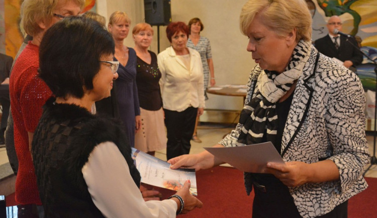 Hejtmanka Ivana Stráská předala imatrikulační listy studentům Akademie umění a kultury vzdělávání III. věku v Písku.