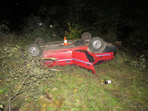 Mladistvý havaroval se škodovkou na vimperské silnici.