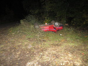 Mladistvý havaroval se škodovkou na vimperské silnici.