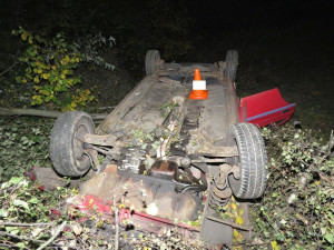 Mladistvý havaroval se škodovkou na vimperské silnici.