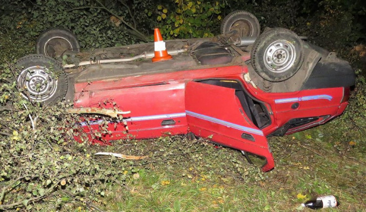 Mladistvý havaroval se škodovkou na vimperské silnici.