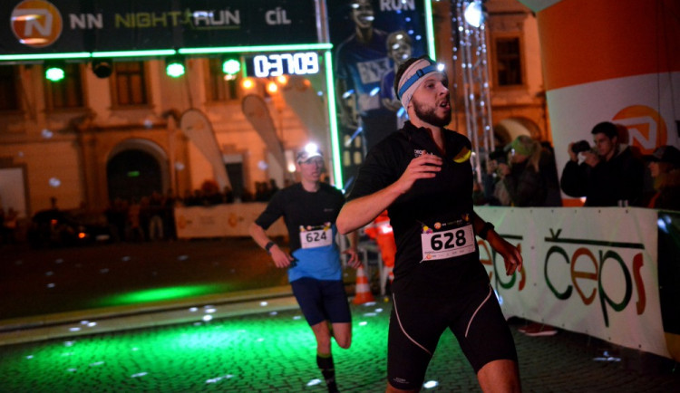 FOTO: Náměstí a Stromovku v Budějcích rozsvítili noční běžci. Zaběhali si ale i ti nejmenší