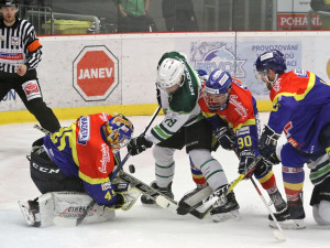 Hostující Petr Stloukal marně tlačí puk za Gábova záda