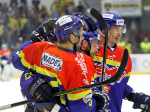 O druhou a rozhodující branku domácího týmu se postaral Lukáš Květoň (uprostřed mezi Fillmanem a Pavlinem)