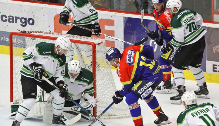 Tuto velkou šanci Václava Nedorosta před karlovarskou klecí překazil obránce Matic Podlipnik