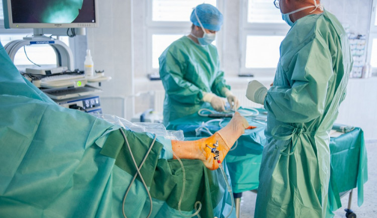 VIDEO: Budějcká nemocnice hodlá představit zajímavé operace. První vlaštovka je na světě