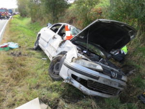 Nepřipoutaný muž za volantem nezvládl řízení a s autem po kotrmelci skončil ve strouze