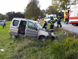 Vážná dopravní nehoda uzavřela ve středu 11. října, odpoledne silnici mezi obcemi Kaliště a Zaliny na Českobudějovicku. Čelní střet dvou osobních aut, do kterých pak ještě narazilo třetí, si vyžádal čtyři velmi těžká zranění.