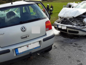 Vážná dopravní nehoda uzavřela ve středu 11. října, odpoledne silnici mezi obcemi Kaliště a Zaliny na Českobudějovicku. Čelní střet dvou osobních aut, do kterých pak ještě narazilo třetí, si vyžádal čtyři velmi těžká zranění.