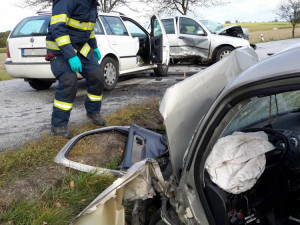 Vážná dopravní nehoda uzavřela ve středu 11. října, odpoledne silnici mezi obcemi Kaliště a Zaliny na Českobudějovicku. Čelní střet dvou osobních aut, do kterých pak ještě narazilo třetí, si vyžádal čtyři velmi těžká zranění.