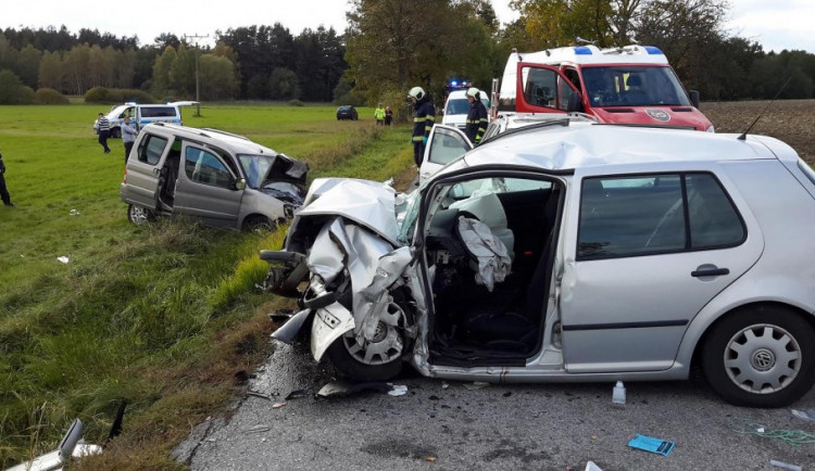 Vážná dopravní nehoda uzavřela ve středu 11. října, odpoledne silnici mezi obcemi Kaliště a Zaliny na Českobudějovicku. Čelní střet dvou osobních aut, do kterých pak ještě narazilo třetí, si vyžádal čtyři velmi těžká zranění.