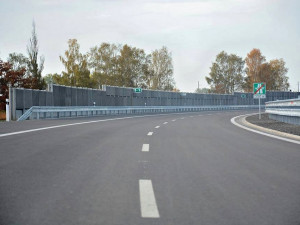 Ředitelství silnic a dálnic otevřelo ve čtvrtek 12. října nový úsek dálnice D3 Veselí nad Lužnicí - Bošilec dlouhý 5,1 kilometru.