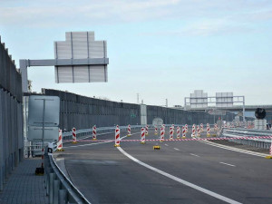 Ředitelství silnic a dálnic otevřelo ve čtvrtek 12. října nový úsek dálnice D3 Veselí nad Lužnicí - Bošilec dlouhý 5,1 kilometru.
