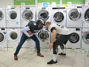 Narozeninové bitvy o spotřebiče v prodejně 2. jakosti.