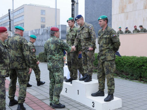 Desátníku Petru Šopincovi poblahopřál zástupce náčelníka Generálního štábu Armády České republiky – náčelník štábu generálmajor Aleš Opata.