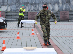 Desátník Petr Šopinec v superfinále soutěže o nejlepšího řidiče Armády ČR. Soutěžícím stěžovaly činnost alkobrýle, které simulují vidění po požití většího množství alkoholu.
