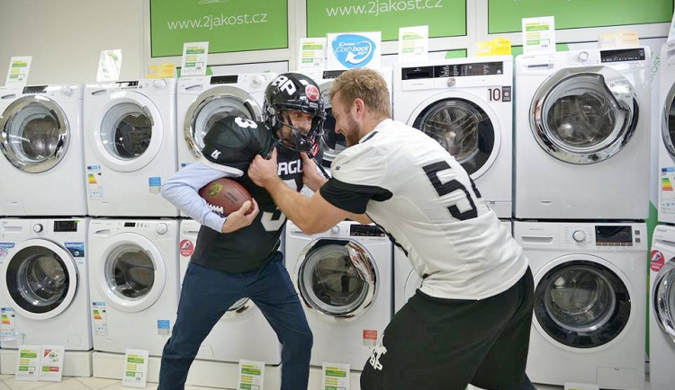 Narozeninové bitvy o spotřebiče v prodejně 2. jakosti.